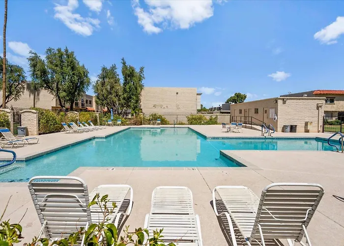 Holiday home 3 King Beds, Pvt Hot Tub, 15 Min Barrett Jackson! *