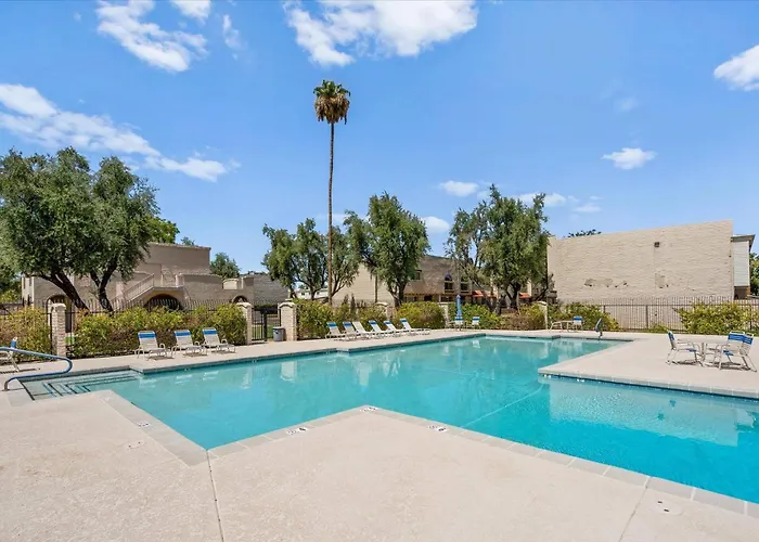 3 King Beds, Pvt Hot Tub, 15 Min Barrett Jackson! Holiday home *
