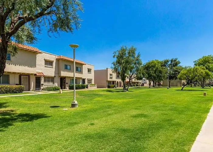 3 King Beds, Pvt Hot Tub, 15 Min Barrett Jackson! Holiday home *