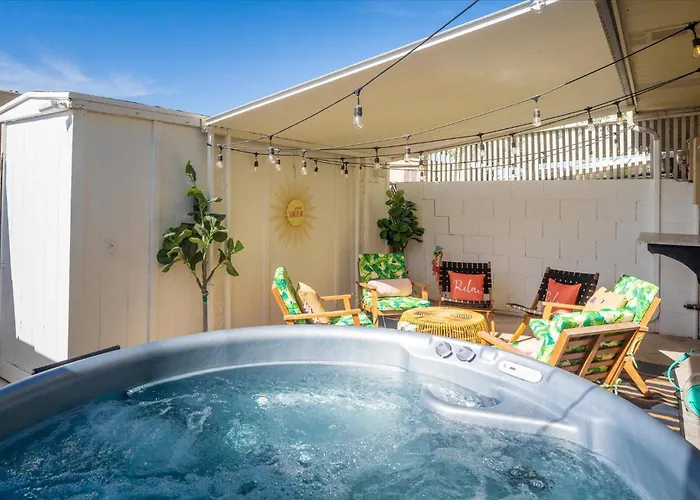 3 King Beds, Pvt Hot Tub, 15 Min Barrett Jackson! Holiday home Scottsdale